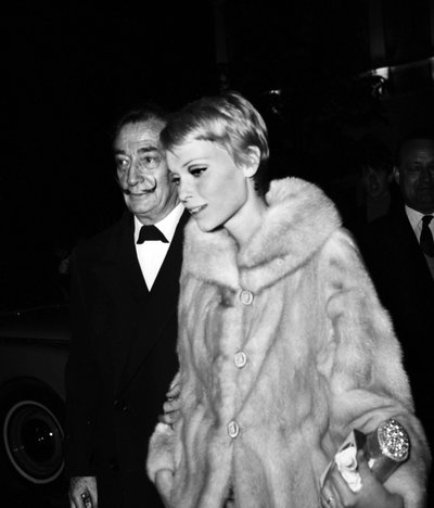 Salvador Dalí y Mia Farrow en el estreno de la película "La noche de los generales", París, 19 de abril de 1967 de Unbekannt Unbekannt